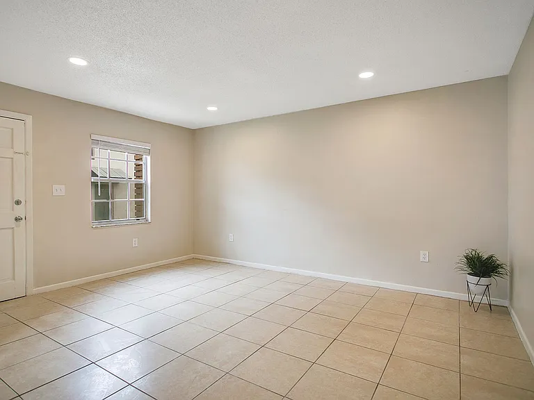 1223 Pamela St — Photo 9