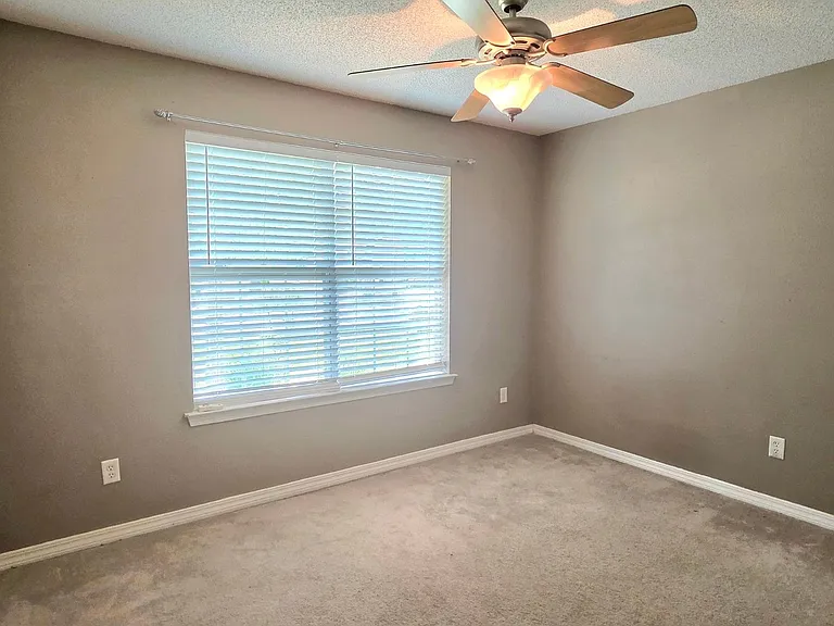 1059 Simpson St — Photo 14