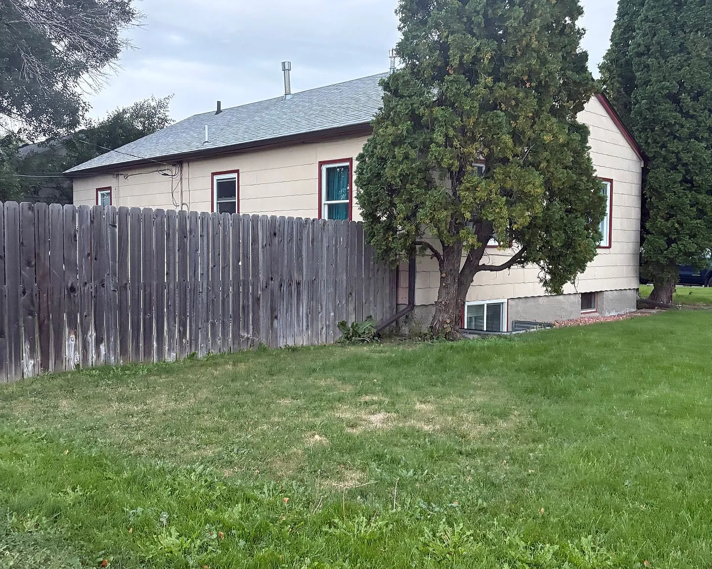 Centrally located 2 bed 1 bath upper level duplex — Photo 2