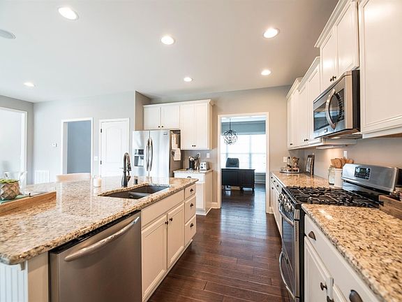 3rd image of 344 Manitoba Ln