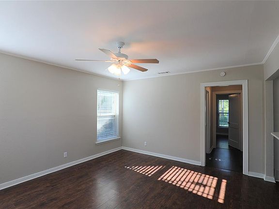 3rd image of 2828 Searcy Dr