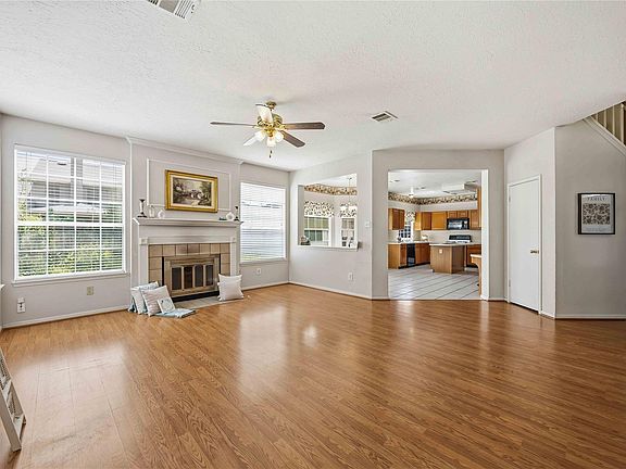 3rd image of 206 Scarlet Maple Dr