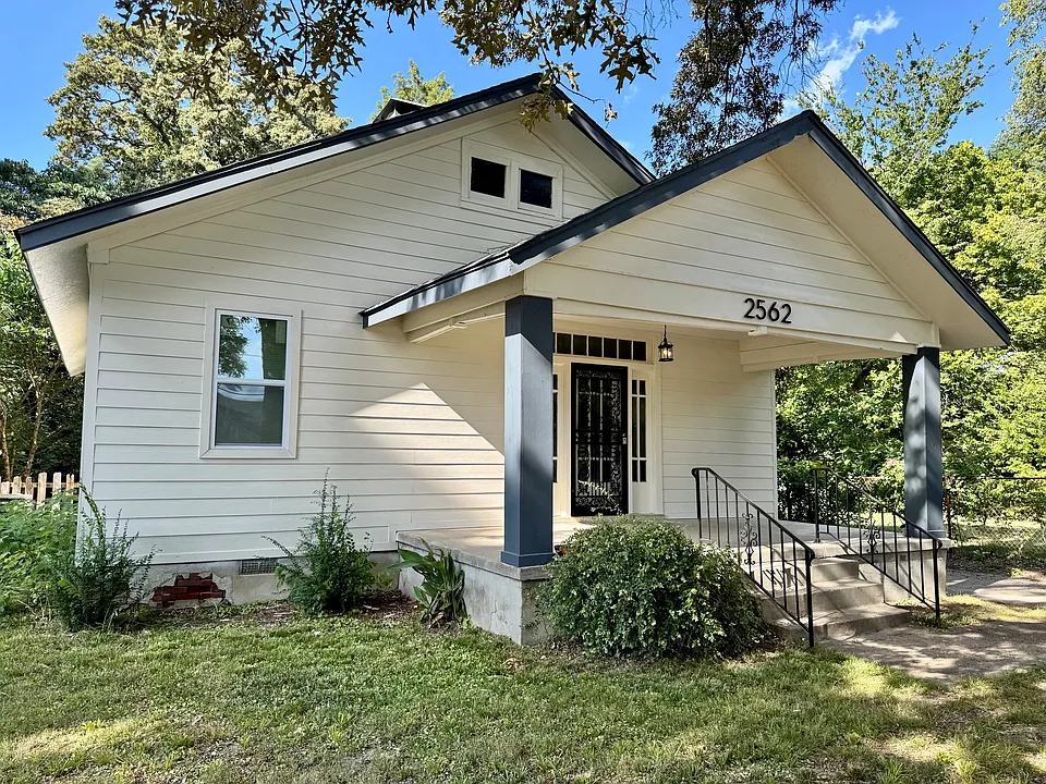2562 School Ave