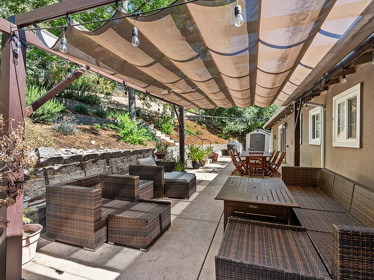 Purgola with adjustable screen. Your outside office.