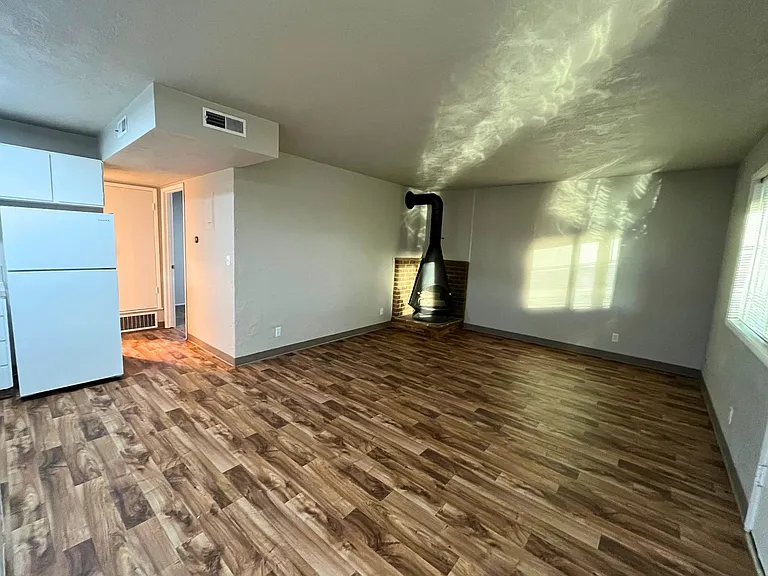 2705 Oak St #15 — Photo 5