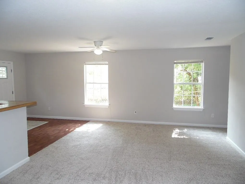 725 W Georgia — Photo 2