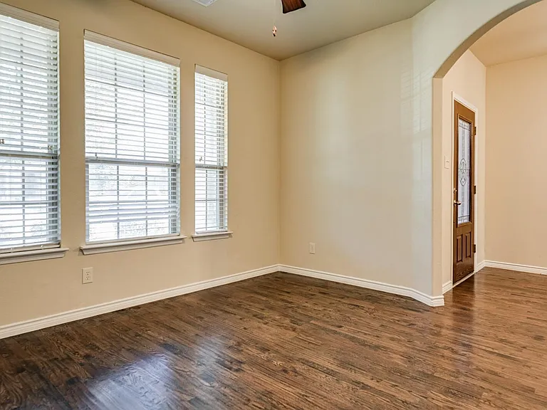 940 Lancashire Ln — Photo 5