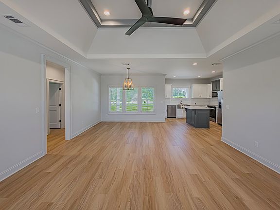 5th image of 28 Edgewater Dr