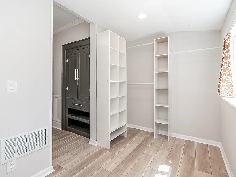 2435 Summit St — Photo 37