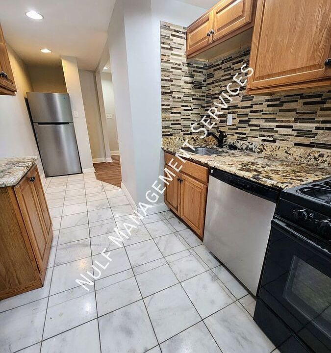 1st image of 930 Portland St #1