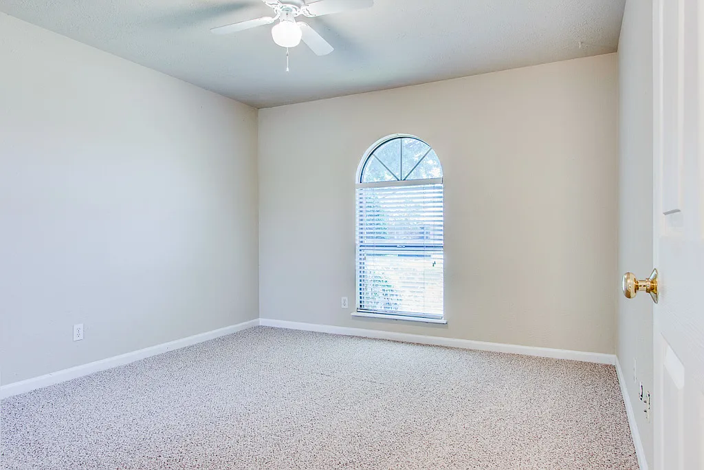 3 bed, 1347 sqft, $1,995 — Photo 4