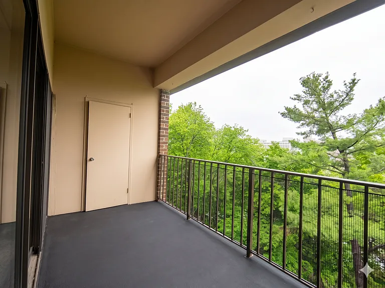 110 Roberts Ln #401 — Photo 9