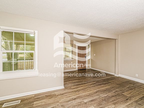 441188_005_living_room_5.jpg