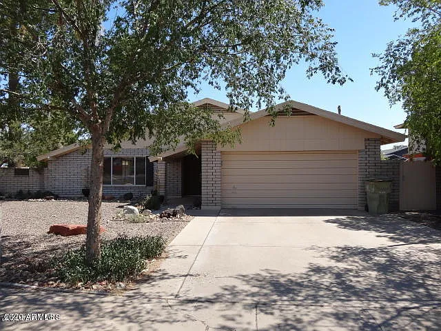 4601 W Northview Ave — Photo 1