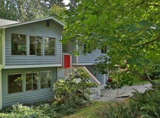 8111 Hawaii Ln, Clinton, WA 98236