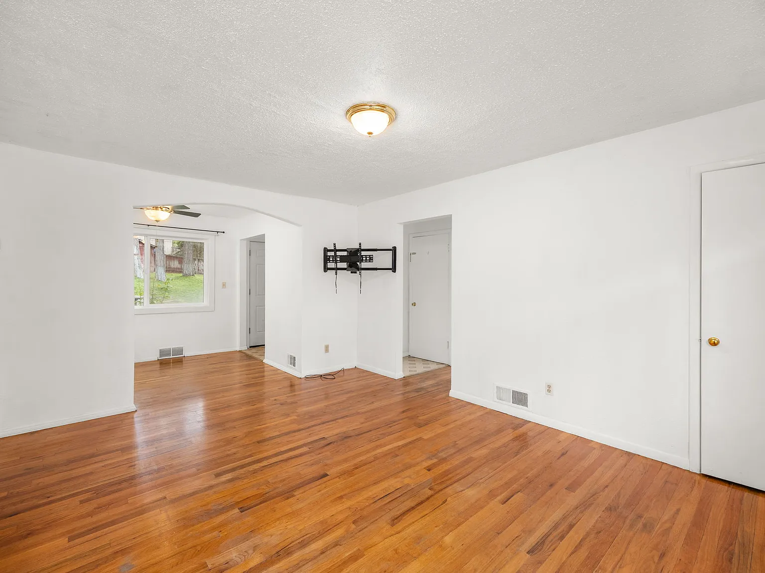 4 bed, 1850 sqft, $2,400 — Photo 2