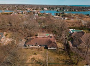 75 S Saxon Ave, Bay Shore, NY 11706
