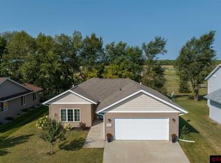 2061 Pratt Cir, Saint Peter, MN 56082