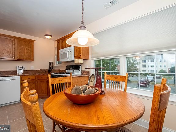 4th image of 1311 E Sheridan Pl #107