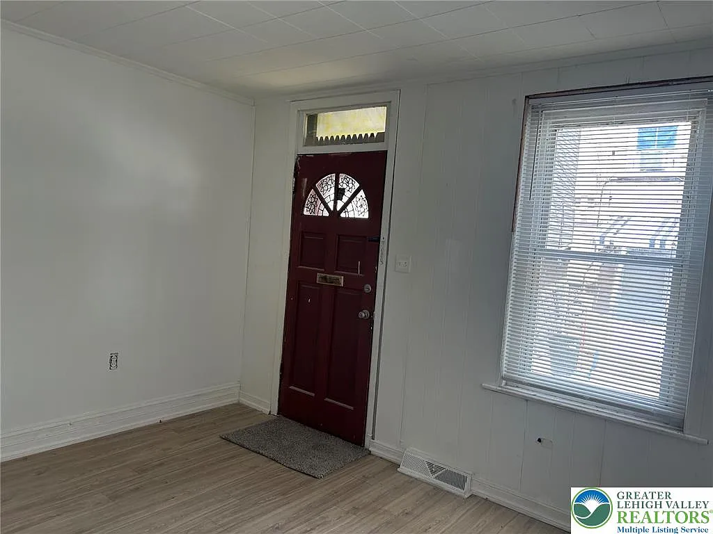 2 bed, 1.5 bath, 910 sqft, $1,250 — Photo 3