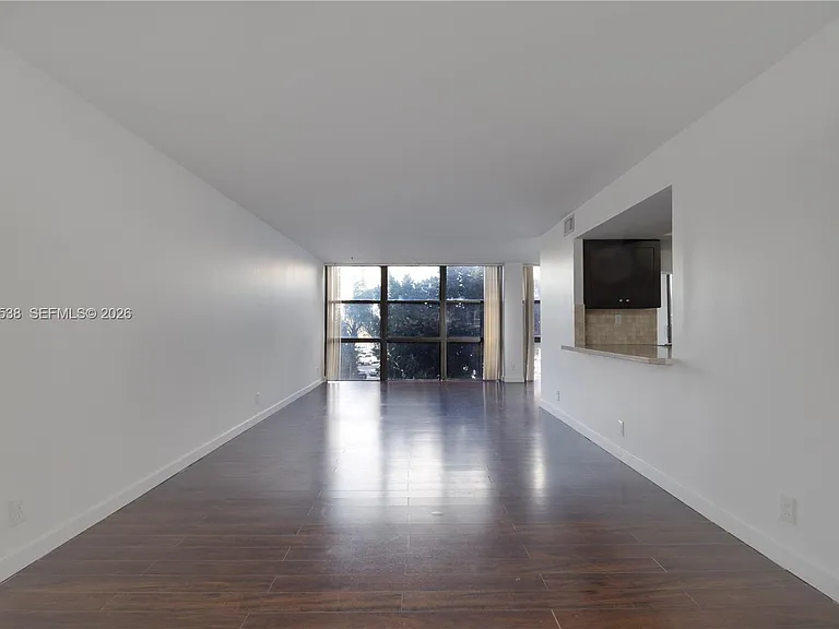1000 Parkview Dr #302 — Photo 2