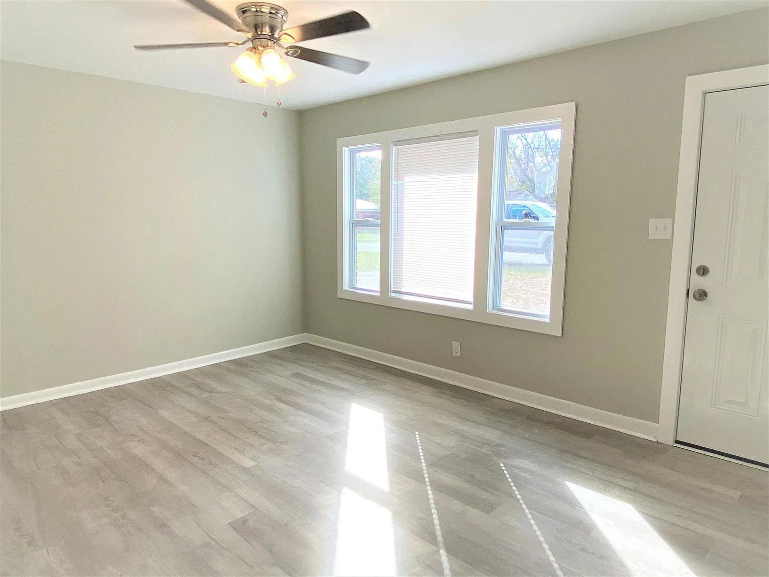 3 bed, 960 sqft, $1,600 — Photo 4