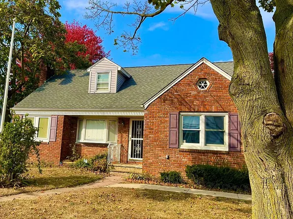 63 Howells Rd, Bay Shore, NY 11706