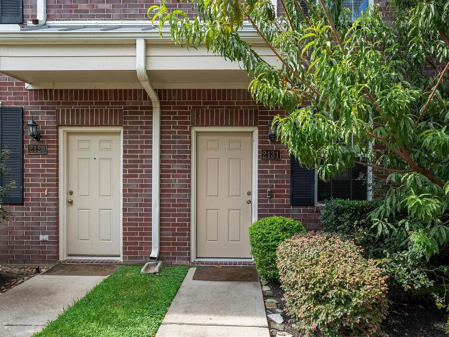 2 bed, 2.5 bath, 1570 sqft, $2,150 — Photo 2