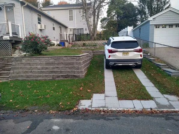 820 Forest Ave, Laurence Harbor, NJ 08879