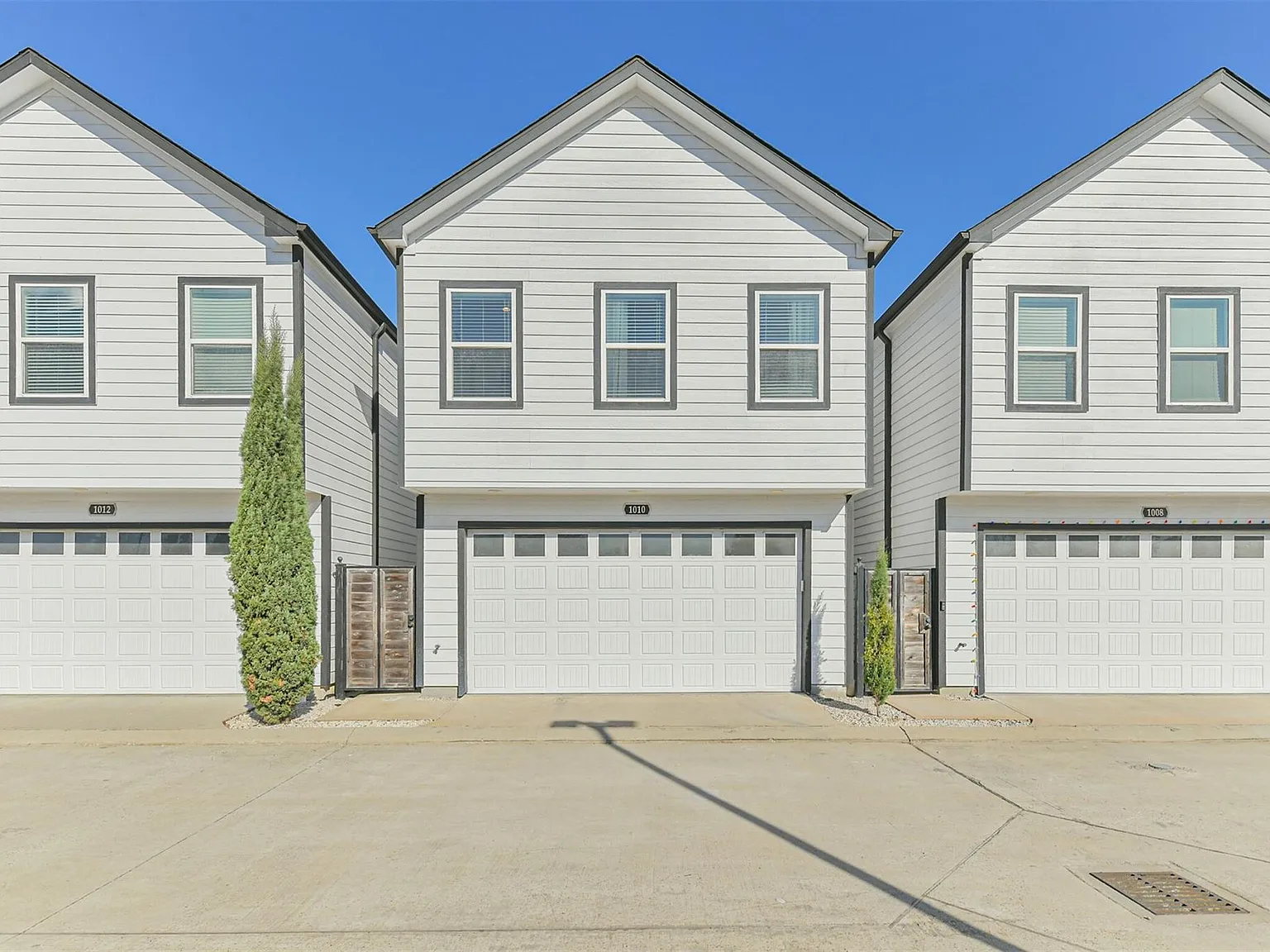 3 bed, 2.5 bath, 1548 sqft, $3,200 — Photo 2