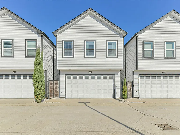1010 Melneeka Ln — Photo 2
