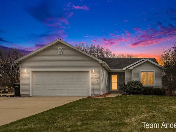 1030 Sunrise Ln NW, Grand Rapids, MI 49534