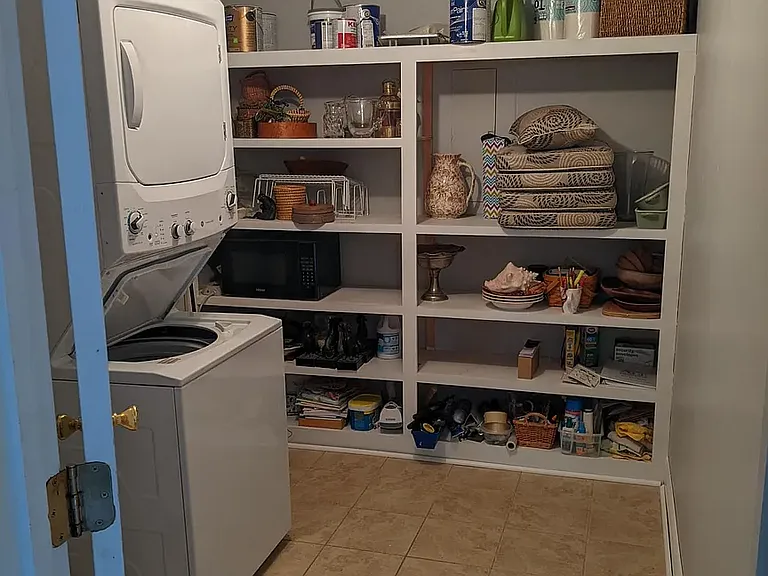 906 Beresford Ct — Photo 2