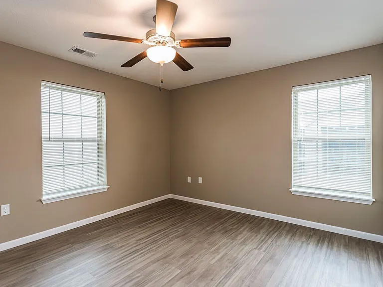 Greenbrier Apartments — Photo 48