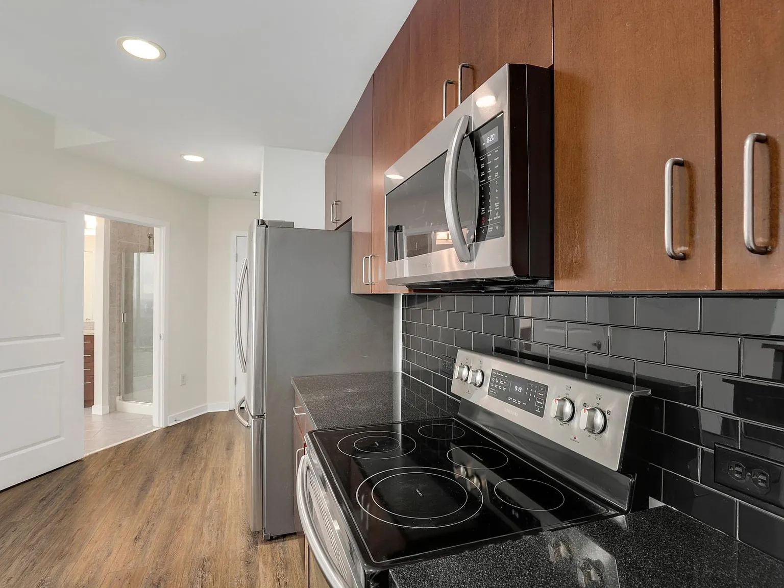 2 bed, 1045 sqft, $2,500 — Photo 4