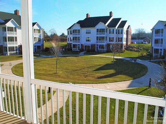 3rd image of 1010 W Summerfield Glen Cir