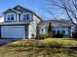 450 Cimarron Dr E, Aurora, IL 60504