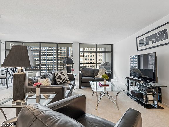 3rd image of 1430 N Astor St APT 15A