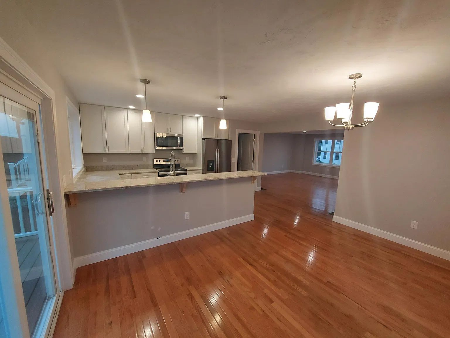 3 bed, 2.5 bath, 2100 sqft, $3,900 — Photo 4