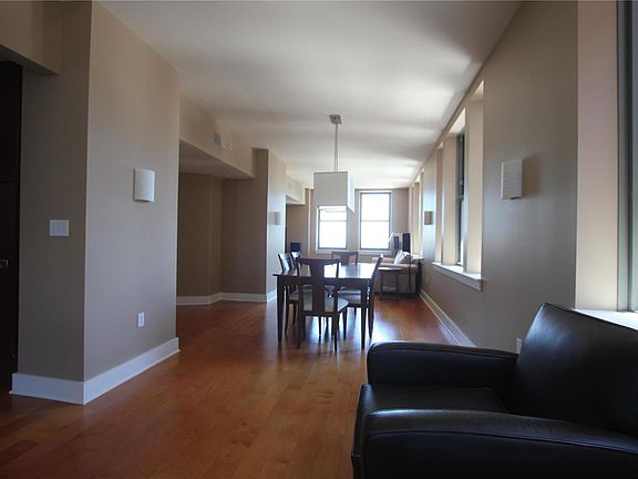 4th image of 314 N Broadway APT 1806