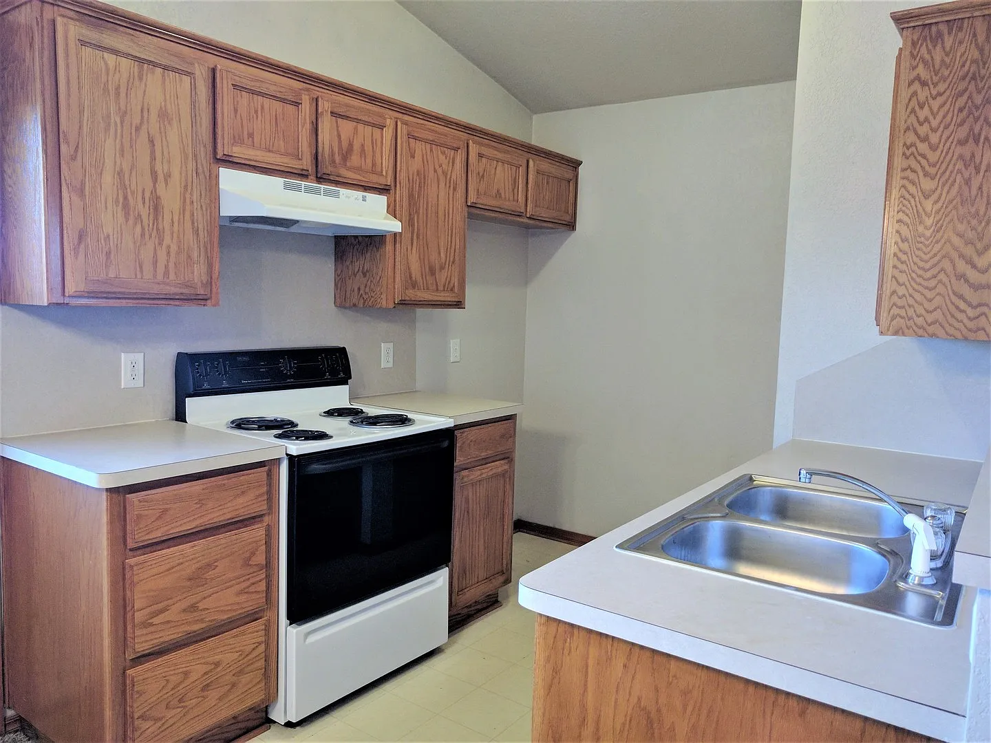 2821 East Lake Dr. - Norman 3 bedroom, 2 bath 2 car garage — Photo 4
