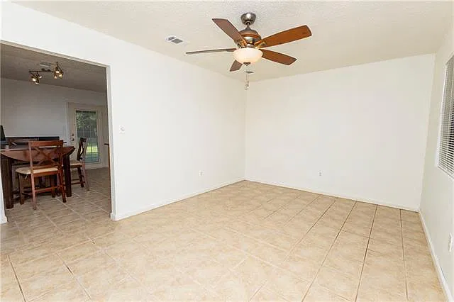 2 bed, 1.5 bath, 1224 sqft, $1,300 — Photo 4