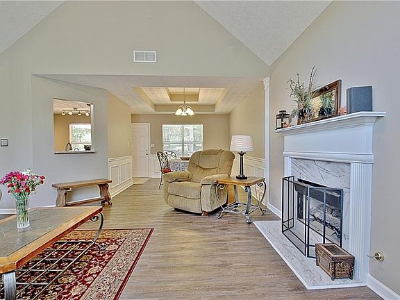 5th image of 415 Barrington Grange Dr