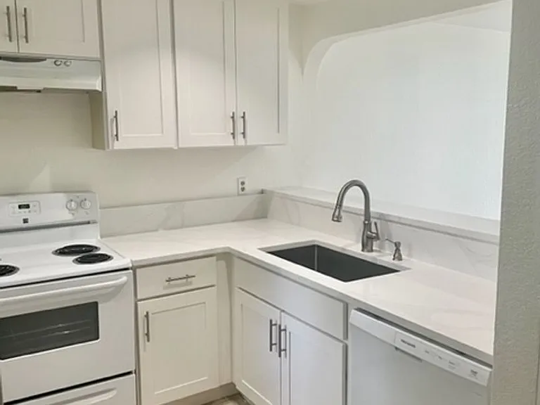 12740 NE 10th Pl #E202 — Photo 4