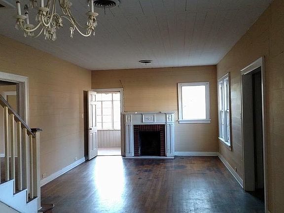 4th image of 102 Pine St