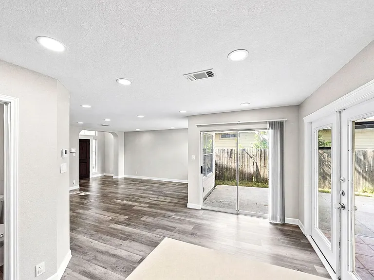 4902 Crestwood Hill Dr — Photo 13