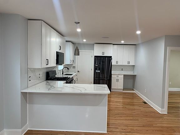 4th image of 115 Shore Dr #1