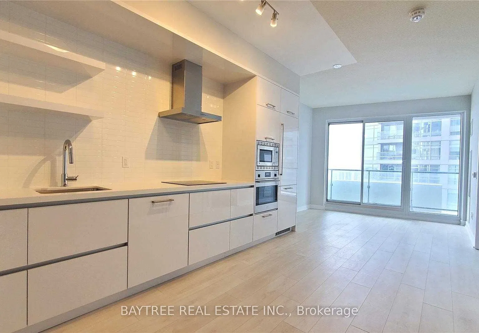 2221 Yonge St — Photo 1