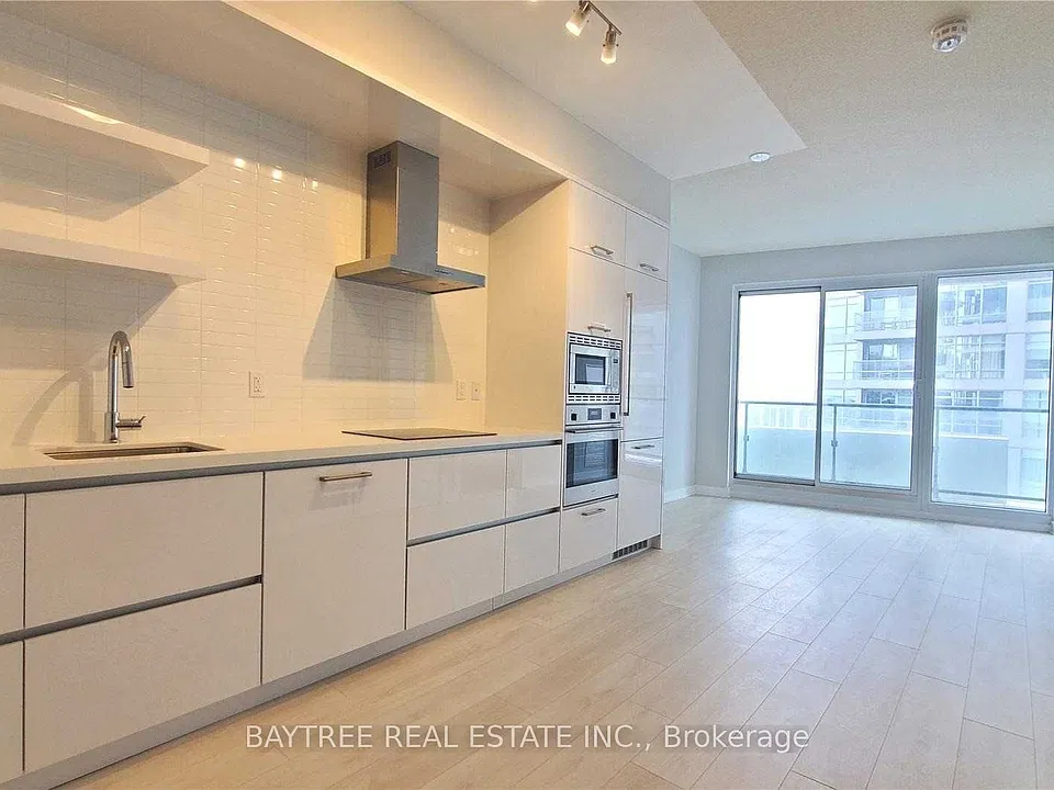 2221 Yonge St #2004
