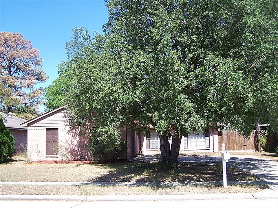 Great family home on large lot in Bridgestone!